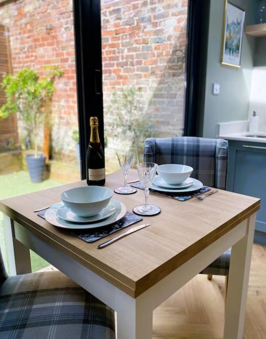 Stay In A Castle! Unique & Luxurious Historical Apartment, Self Contained, Free Parking & Wi-Fi Chester Exterior foto